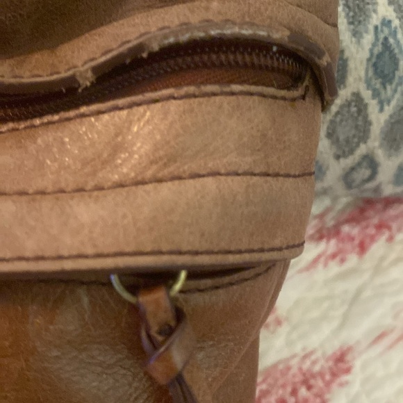 HOBO Vintage Leather Shoulder Bag with Adjustable Strap - Picture 12 of 13